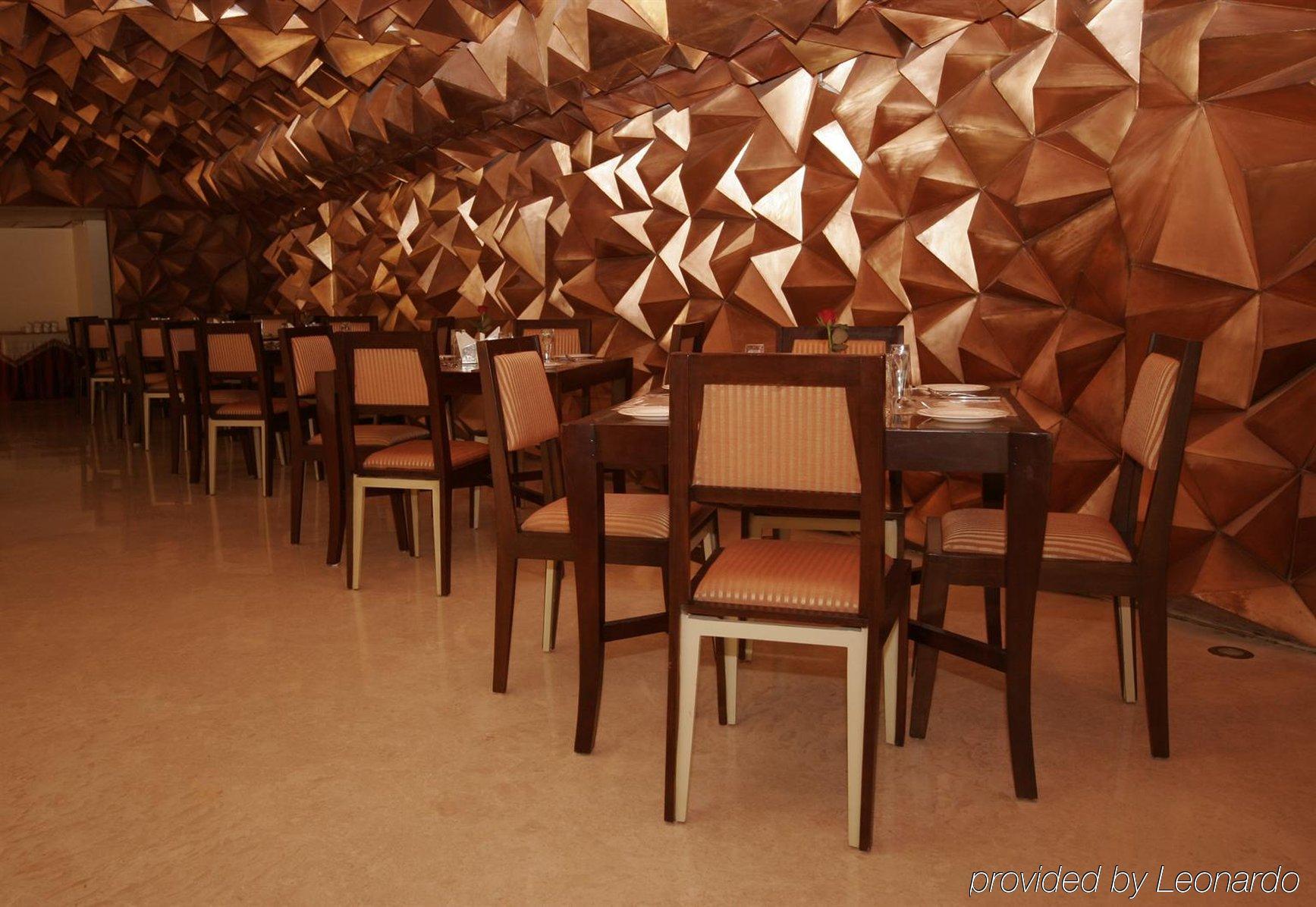 Hotel Trinity Isle Bangalore Restoran fotoğraf